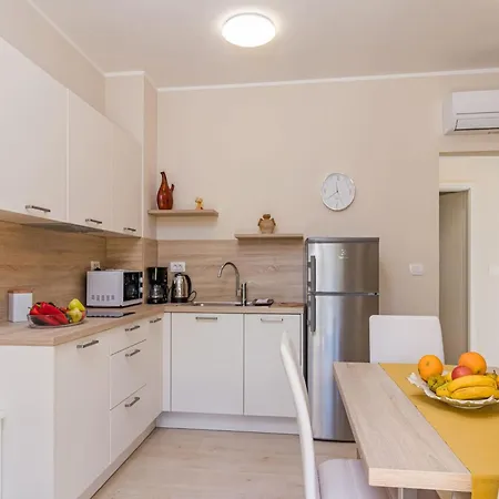 Modern, Elegant Salvia Rosemary Apartment Medulin